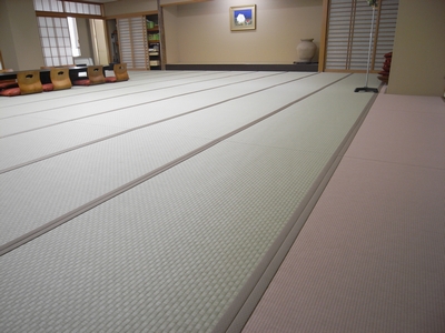 MIGUSA 市松-茶綠位于中央，邊緣用目積-粉紅點綴。