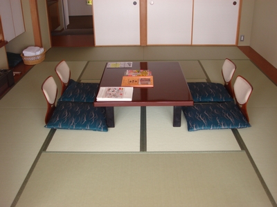 目積柄の畳表が洗練された空間を演出しています。